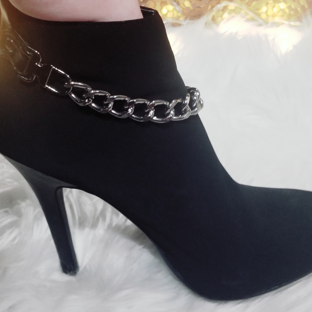 Black booties with a chain